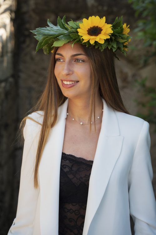 Corona d'alloro con girasoli indossata da una ragazza